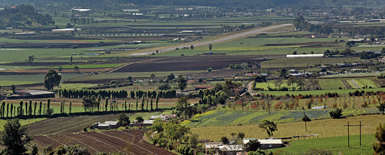Die weiten, fruchtbaren Täler mit der Kleinstadt Jarabacoa (600 m) und mit dem 1200 Meter hoch gelegenen Constanza gehören zu den wichtigsten Speisekammern des Landes Die weiten, fruchtbaren Täler mit der Kleinstadt Jarabacoa (600 m) und mit dem 1200 Meter hoch gelegenen Constanza gehören zu den wichtigsten Speisekammern des Landes