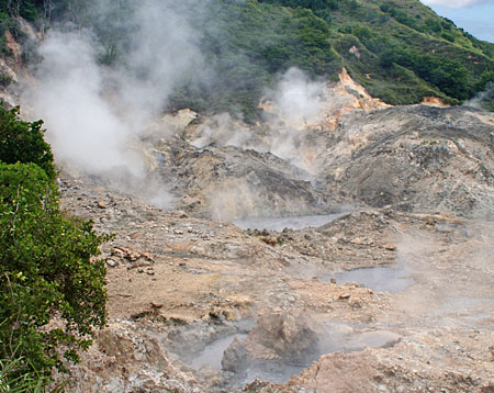 Drive-in-Vulkan - Sulphur Springs in der Nähe von Soufrière © Rainer Heubeck Drive-in-Vulkan - Sulphur Springs in der Nähe von Soufrière © Rainer Heubeck