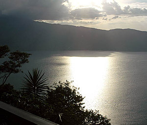 Lago Coatepeque, vulkanischer Kratersee  N.Bruhn/CariLat