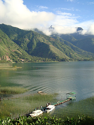 Boote steuern alle D�rfer am Atitlan an. Copyright � Bernd Kubisch