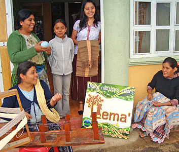 Maya-M�dchen Tania (hier mit Frauen von Lema) w�nscht sich, dass nach dem Unwetter wieder mehr Touristen kommen. Copyright � Bernd Kubisch